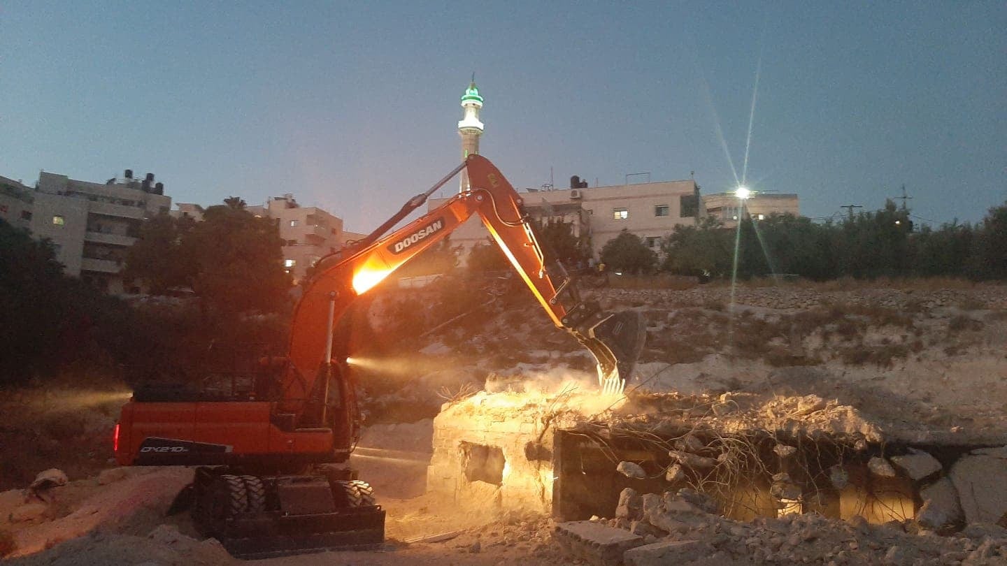 Les autorités israéliennes obligent un Palestinien à démolir sa maison à Jérusalem occupée