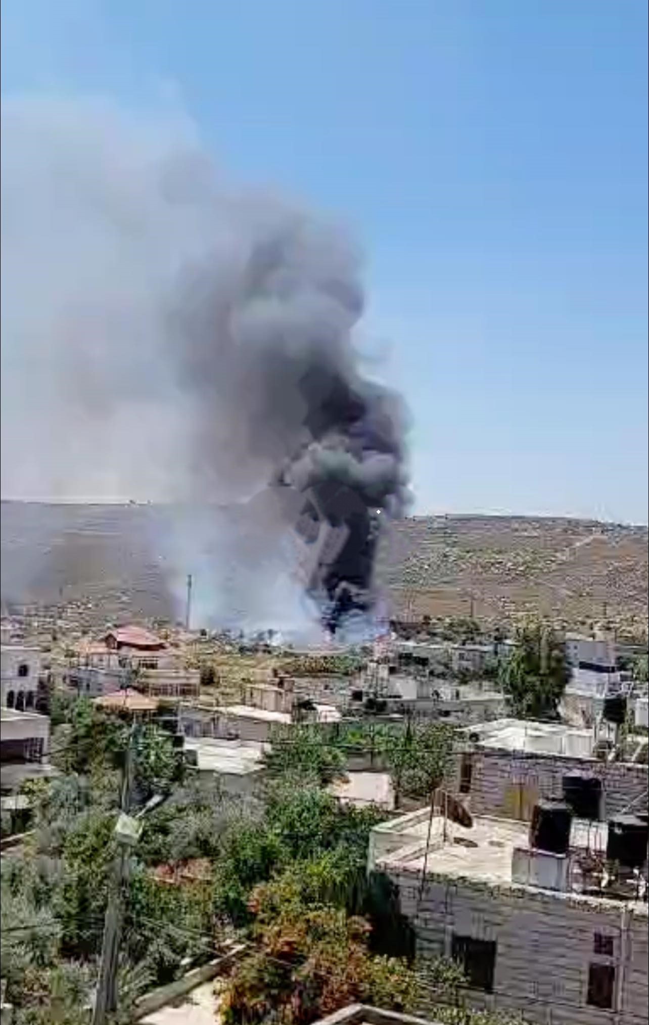 Les bombes lacrymogènes tirées par l'armée d'occupation provoquent un incendie à Ramallah