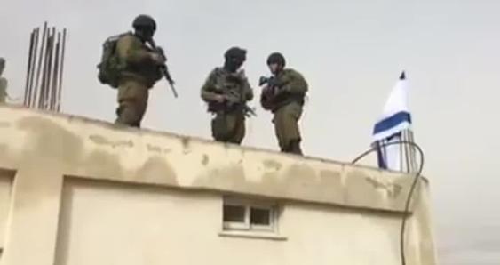 L'occupation expulse de force une famille de sa maison et la transforme en caserne militaire au sud d'Hébron.
