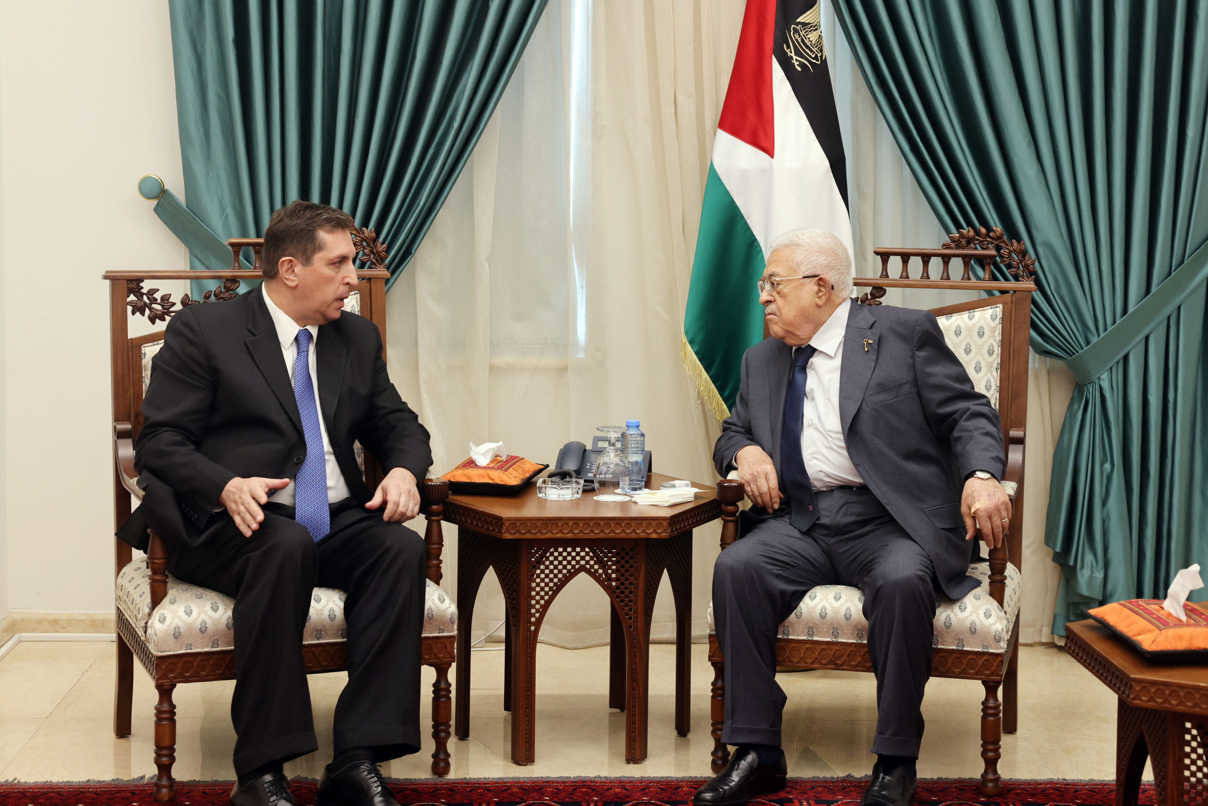 Le président Abbas reçoit l'ambassadeur russe à Ramallah
