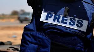 Le Syndicat des journalistes dénonce l'occupation qui continue d'empêcher les journalistes d'entrer dans la bande de Gaza pour couvrir l'agression.