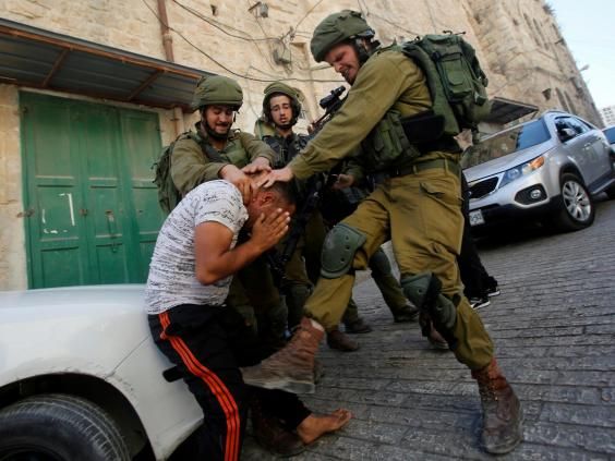 Hébron : l’occupation agresse une femme palestinienne et son enfant et dévaste le portail d’une école