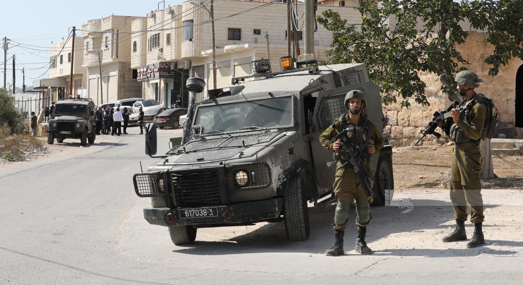 Les forces d’occupation blessent un jeune Palestinien au sud de Bethléem