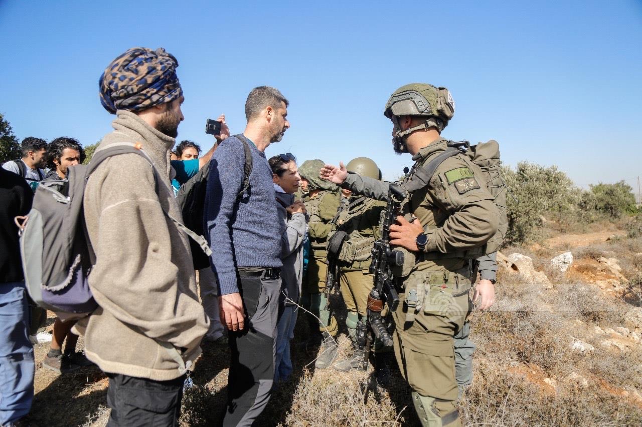 Les soldats israéliens attaquent des cueilleurs d'olives palestiniens à Naplouse