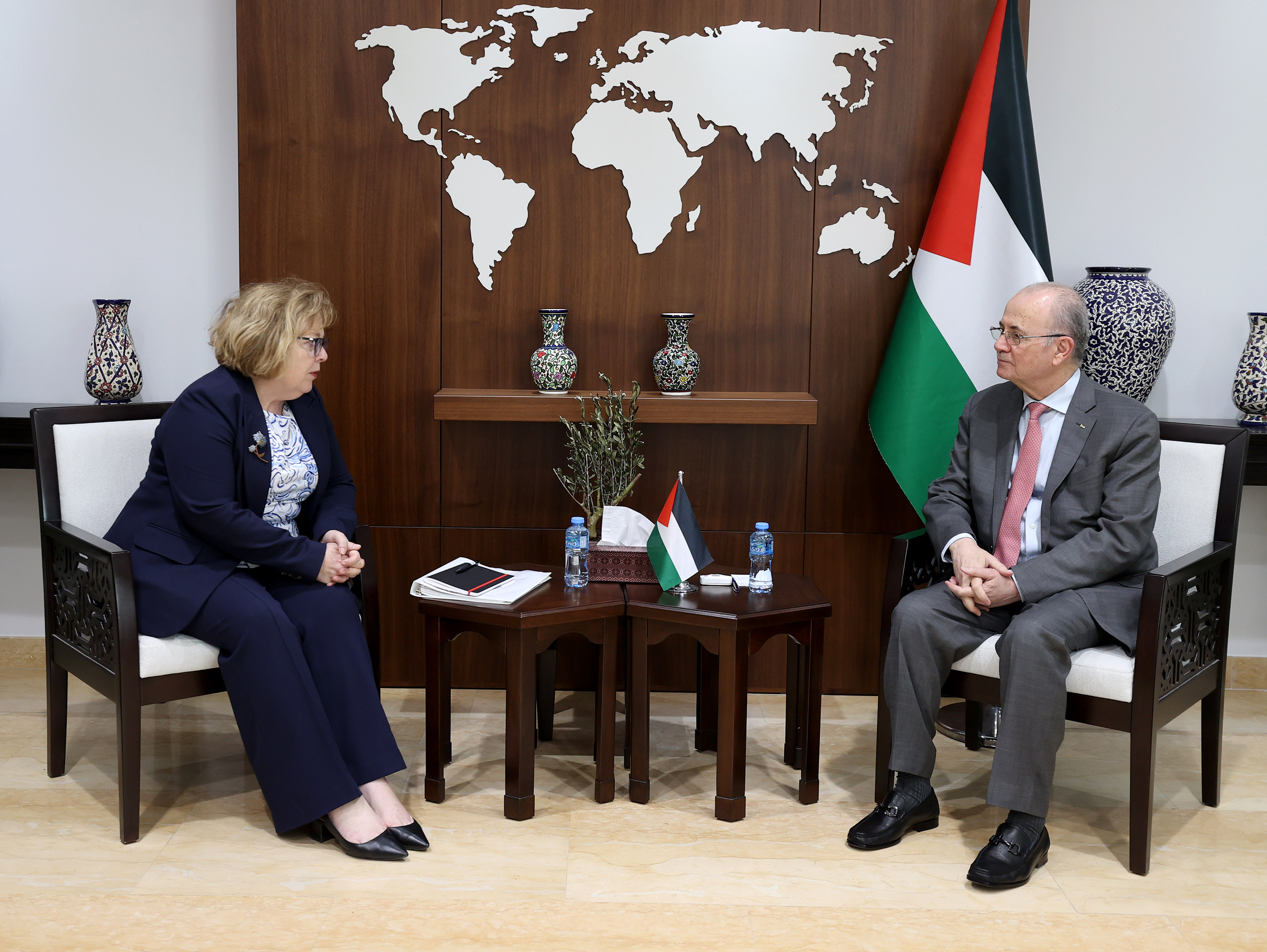 Mustafa discute avec le ministre américain des affaires étrangères des efforts pour arrêter la guerre et renforcer les efforts de secours dans la bande de Gaza
