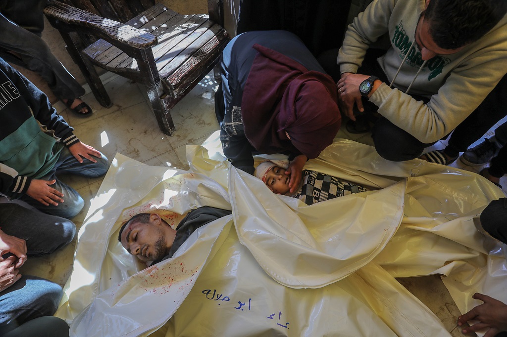Trois martyrs dans une frappe israélienne sur une tente des déplacés près de Khan Yunis  