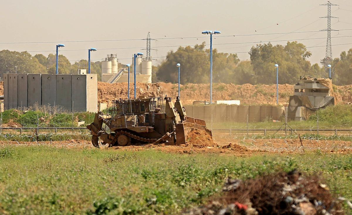 Les véhicules militaires de l’occupation pénètrent dans les terres à l’est de Beit Hanoun