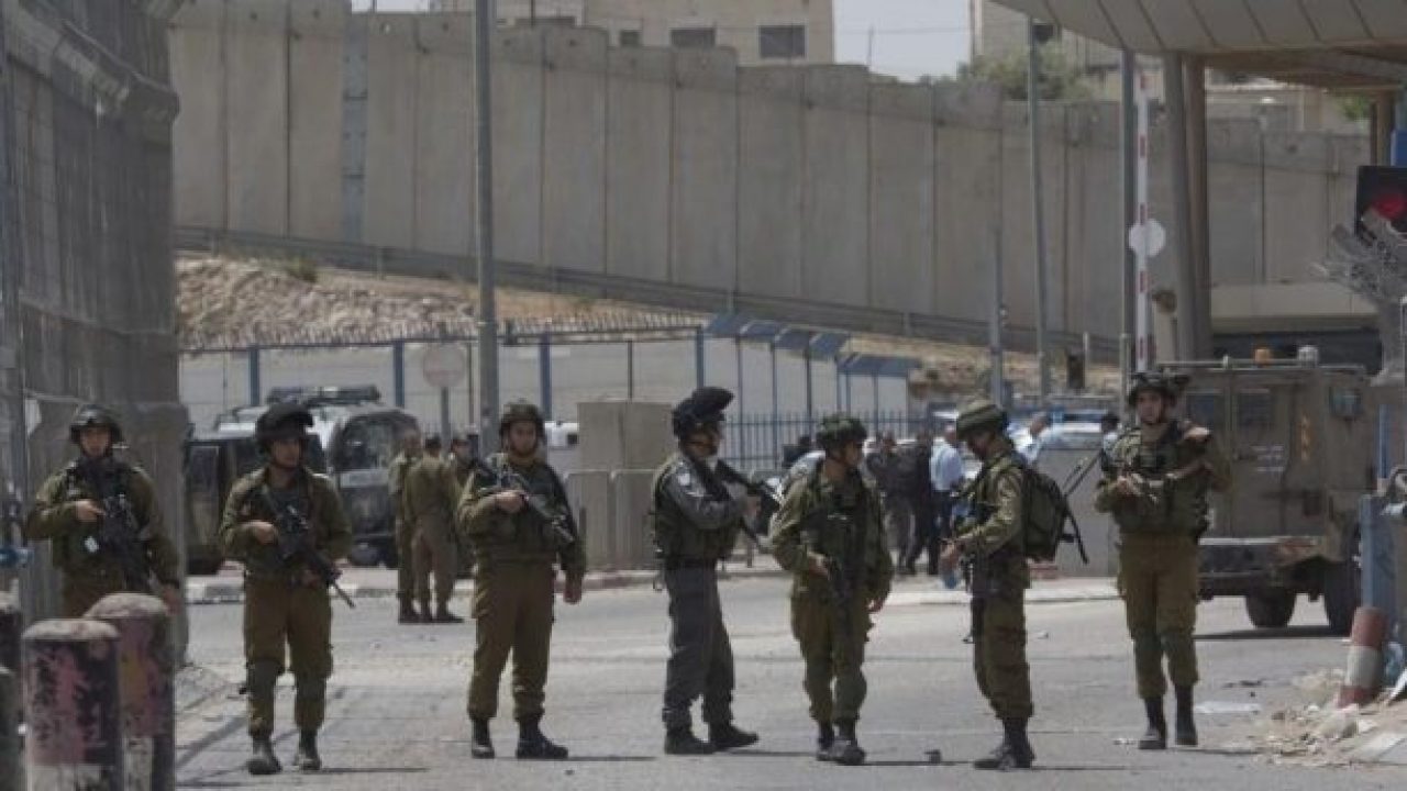 Les forces de l’occupation dévastent l’entrée d’un village près de Ramallah 