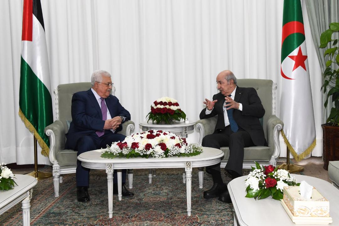 Le président Abbas rencontre son homologue algérien