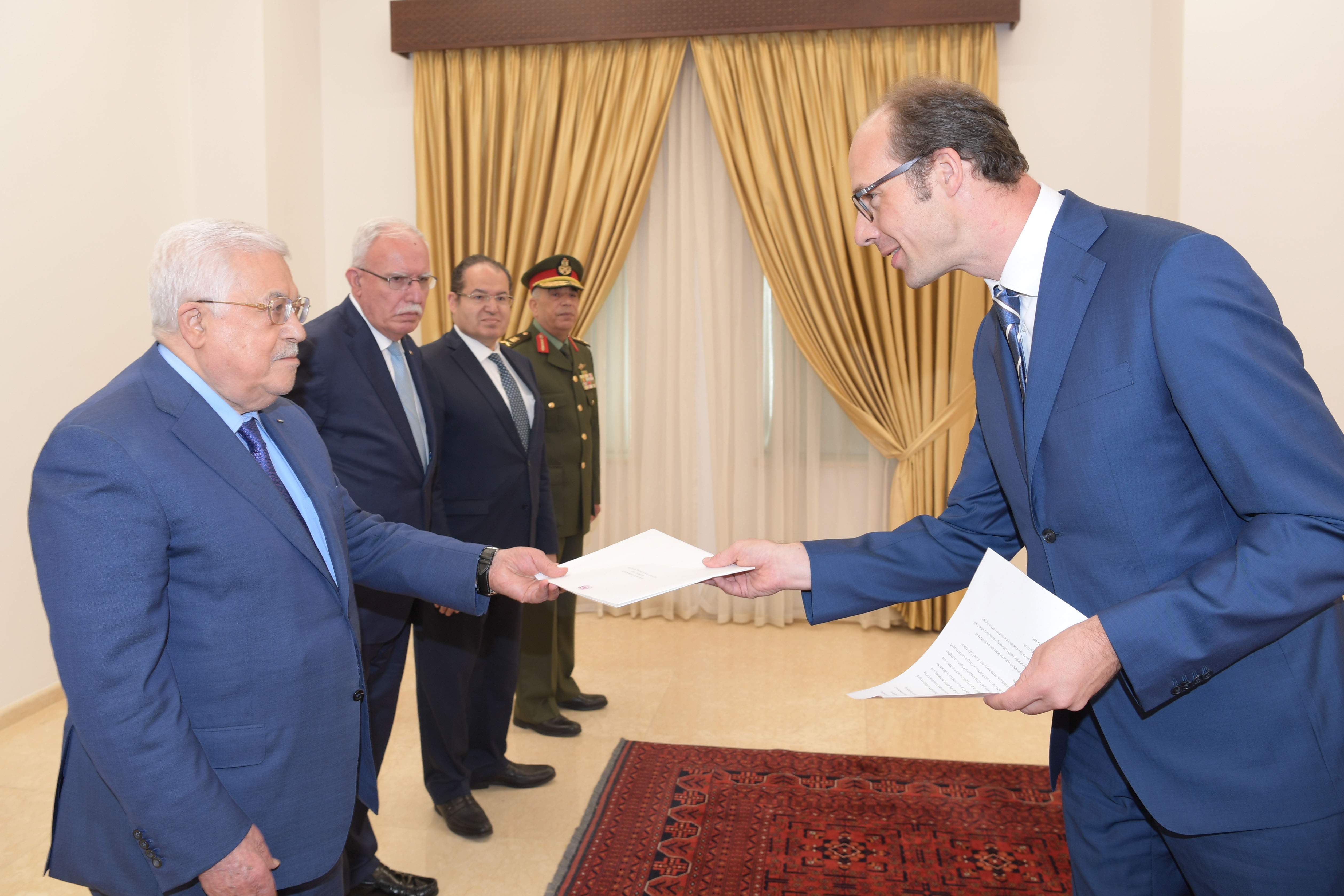 Le président Abbas reçoit des lettres du roi de Belgique et des premiers ministres  suédois et espagnol  