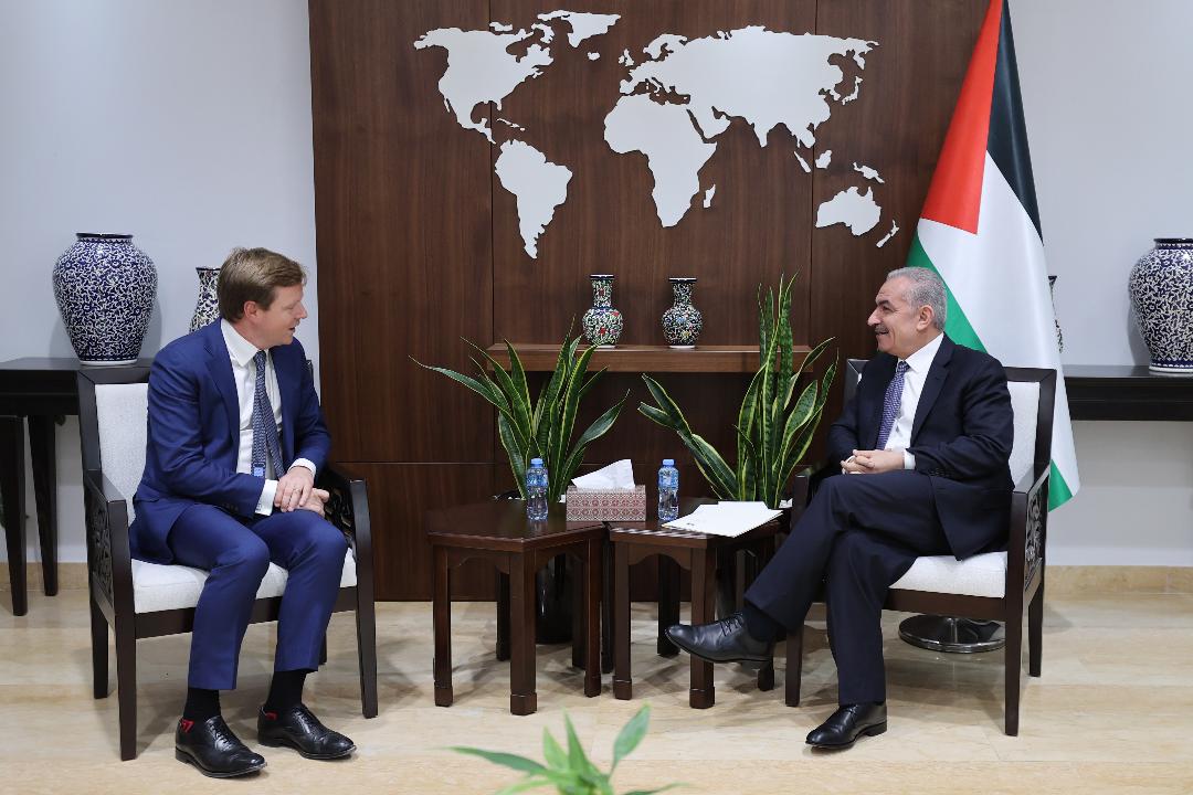 Shtayyeh appelle une délégation des affaires étrangères britanniques à annuler le déplacement de l’ambassade de leur pays à Israël 