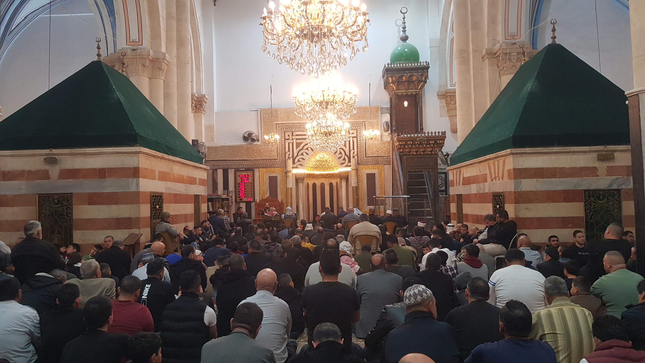 Des milliers de personnes fréquentent la mosquée Ibrahimi le premier vendredi du Ramadan
