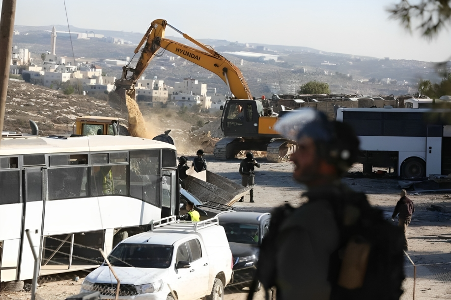 Les forces d'occupation démolissent un garage pour véhicules au sud de Naplouse