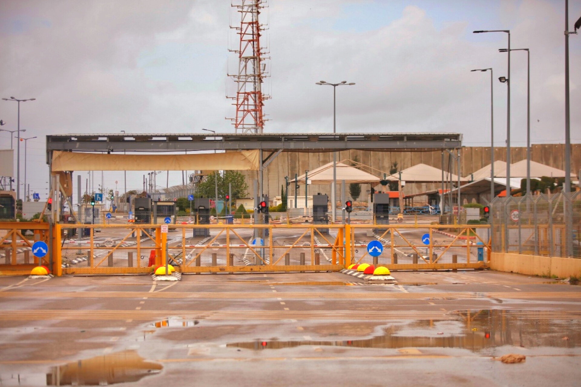 Tous les points de contrôle à Jérusalem occupée et en Cisjordanie restent fermés pour le troisième jour
