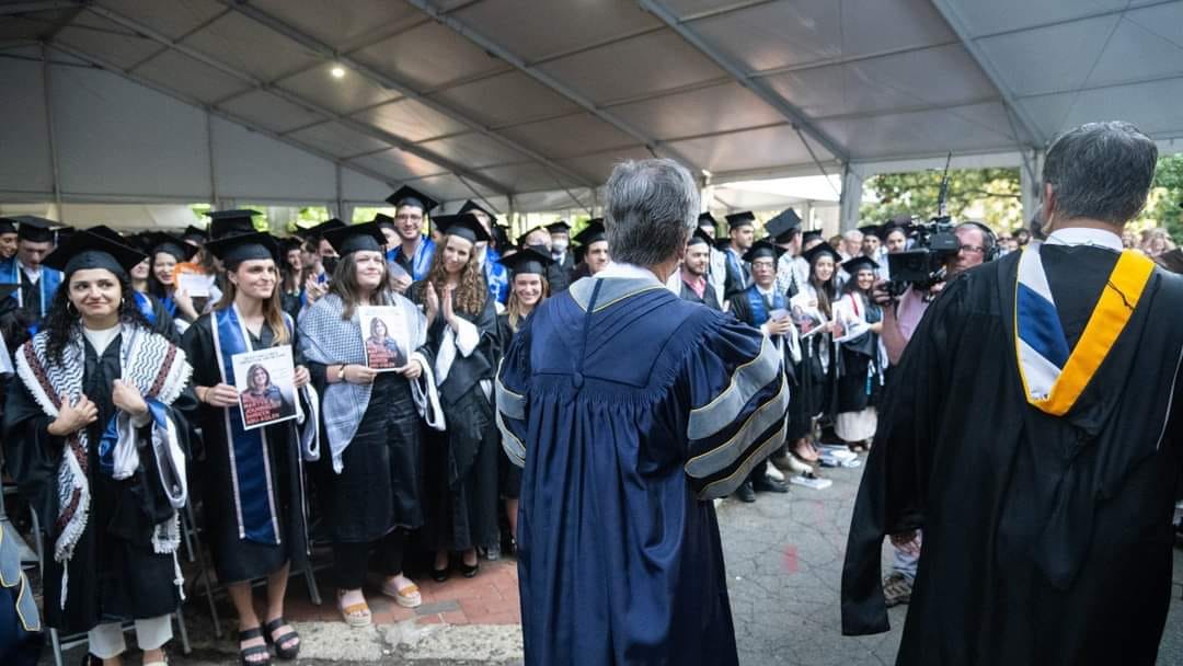Des diplômés de Georgetown soulevent des photos de la journaliste assassinée Shireen Abu Akleh devant Blinken