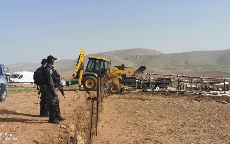 Les forces d’occupation détruisent trois tentes à Tubas et un mur de soutènement à Silwan