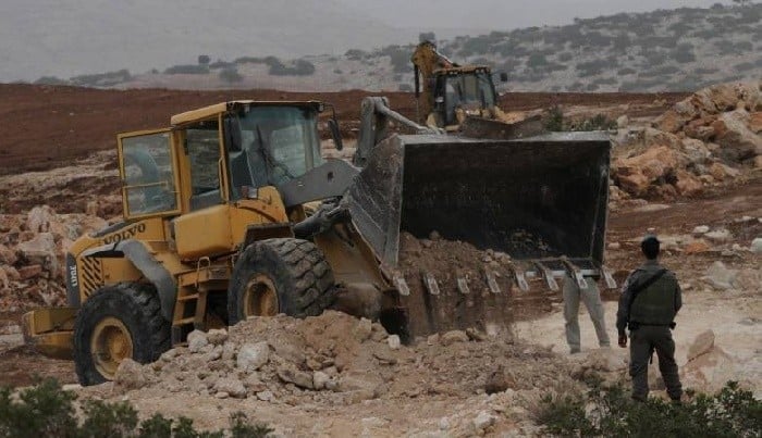Les forces d’occupation israéliennes saisissent un bulldozer près de Salfit