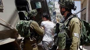 Ramallah : L'occupation arrête deux citoyens de Beitunia et un autre lors de son raid en cours dans la ville d'Al-Mughayir