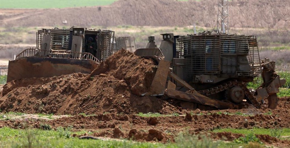 Les véhicules militaires israéliens rasent des terres à Gaza