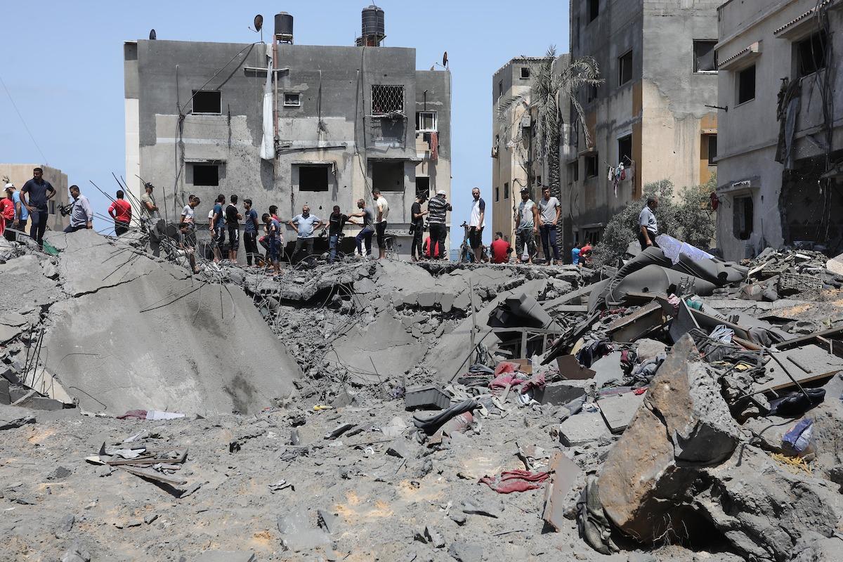 Les corps de 8 Palestiniens, dont 2 femmes et un enfant, retirés des décombres de leur maison à Rafah