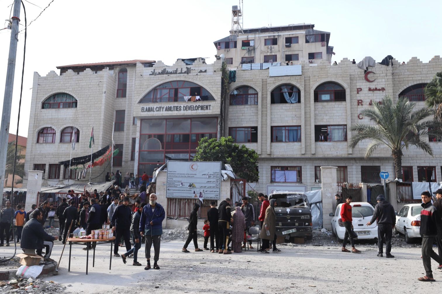 Les forces d'occupation israéliennes prennent d'assaut l'hôpital Al-Amal à Khan Younis