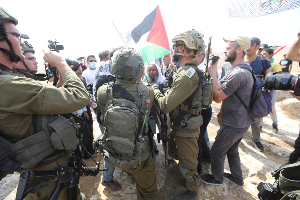 Des soldats israéliens photographient des militants étrangers pour les empêcher d'entrer en Israël 
