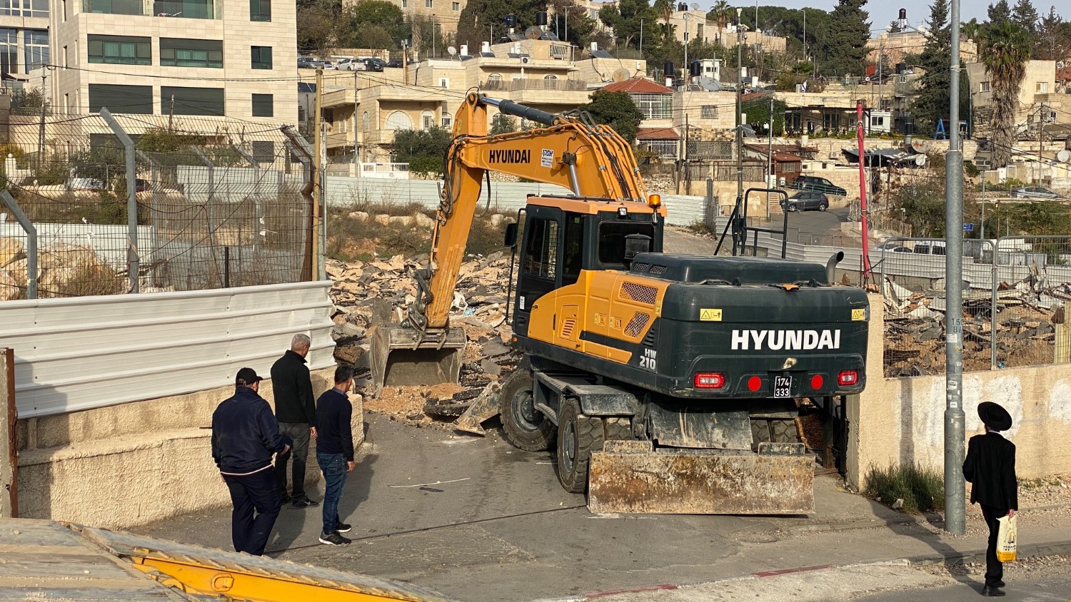 Des bulldozers israéliens rasent un terrain à Sheikh Jarrah en préparation d'une célébration pour les colons