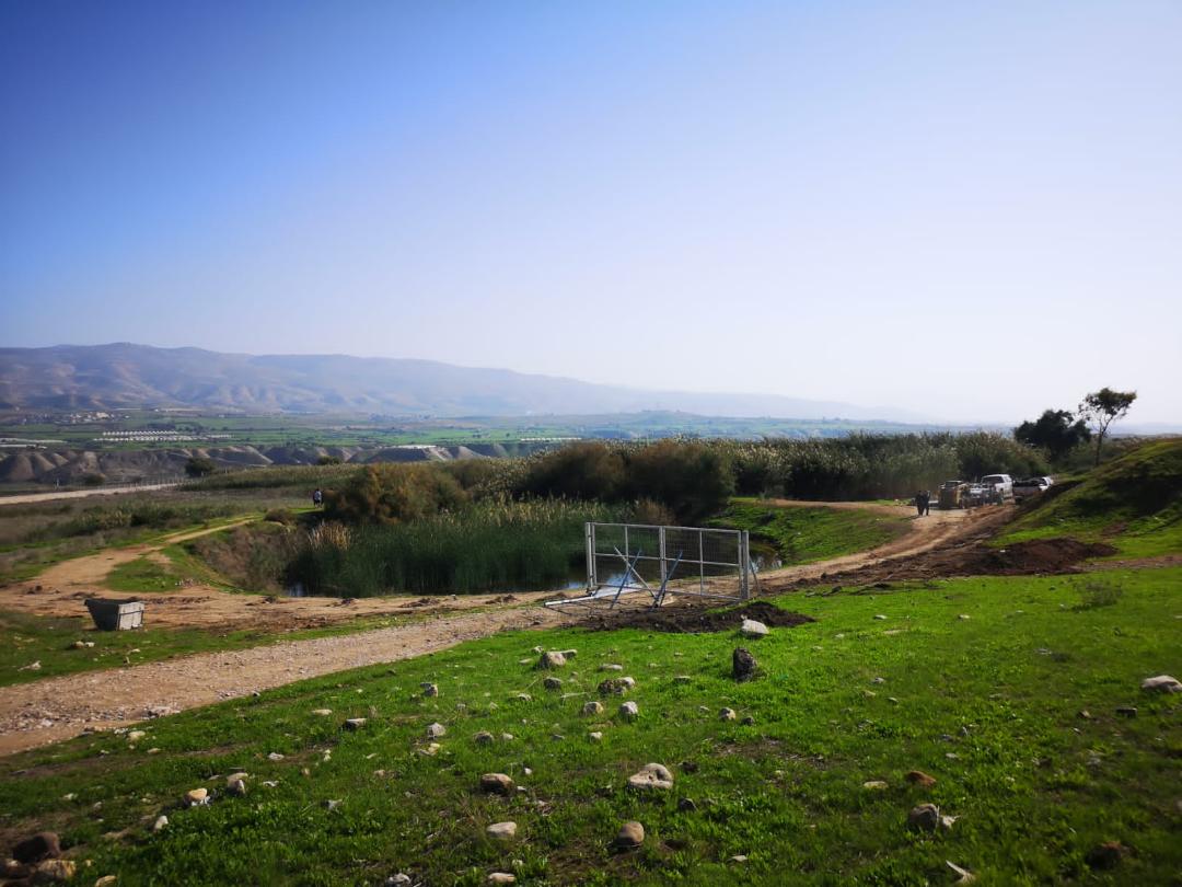 Les forces d’occupation installent des portes métalliques sur une route de la vallée du Jourdain pour restreindre le mouvement palestinien