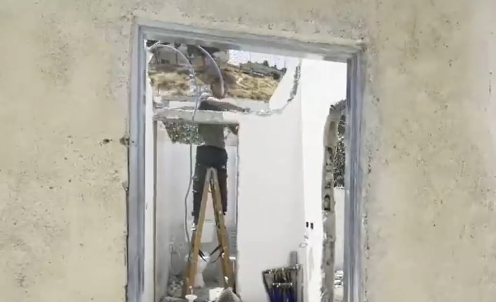 Les autorités israéliennes obligent un Palestinien à démolir sa maison à Jérusalem occupée