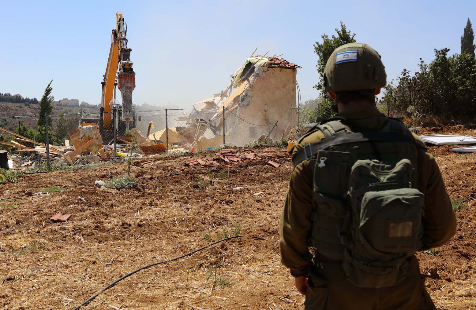 Les bulldozers d’occupation démolissent deux habitations et deux puits d’eau à Hébron 