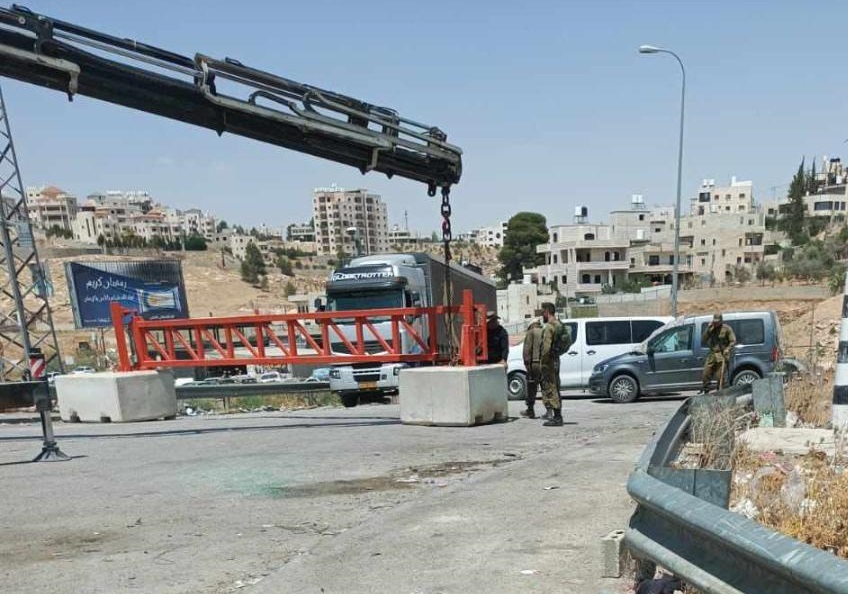 Dans le cadre de la politique de punition collective... l'occupation continue d'installer les portes de fer à l'entrée des villes et villages en Cisjordanie