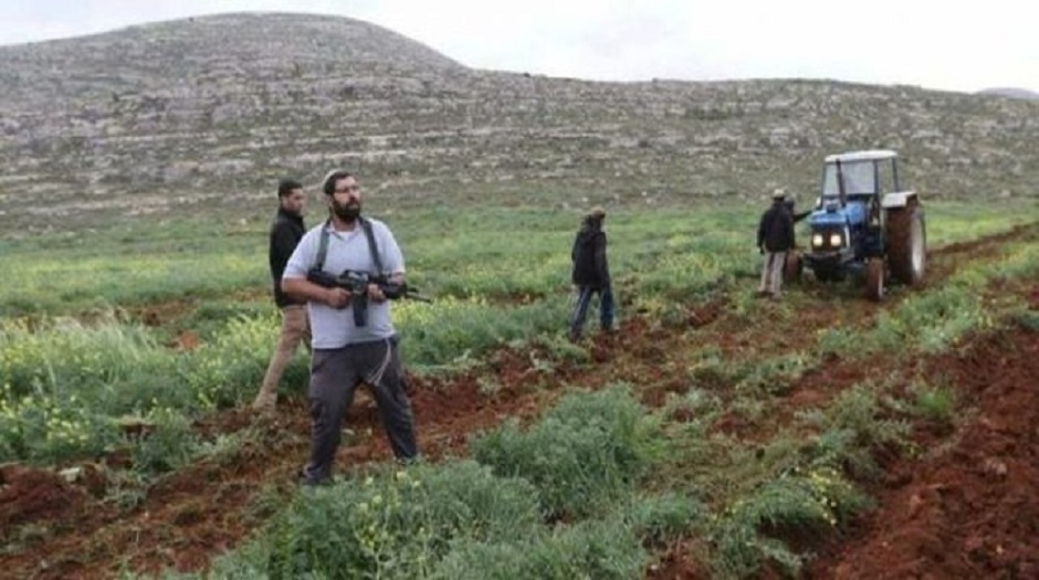 Des colons israéliens labourent des terres agricoles dans le nord de la vallée du Jourdain