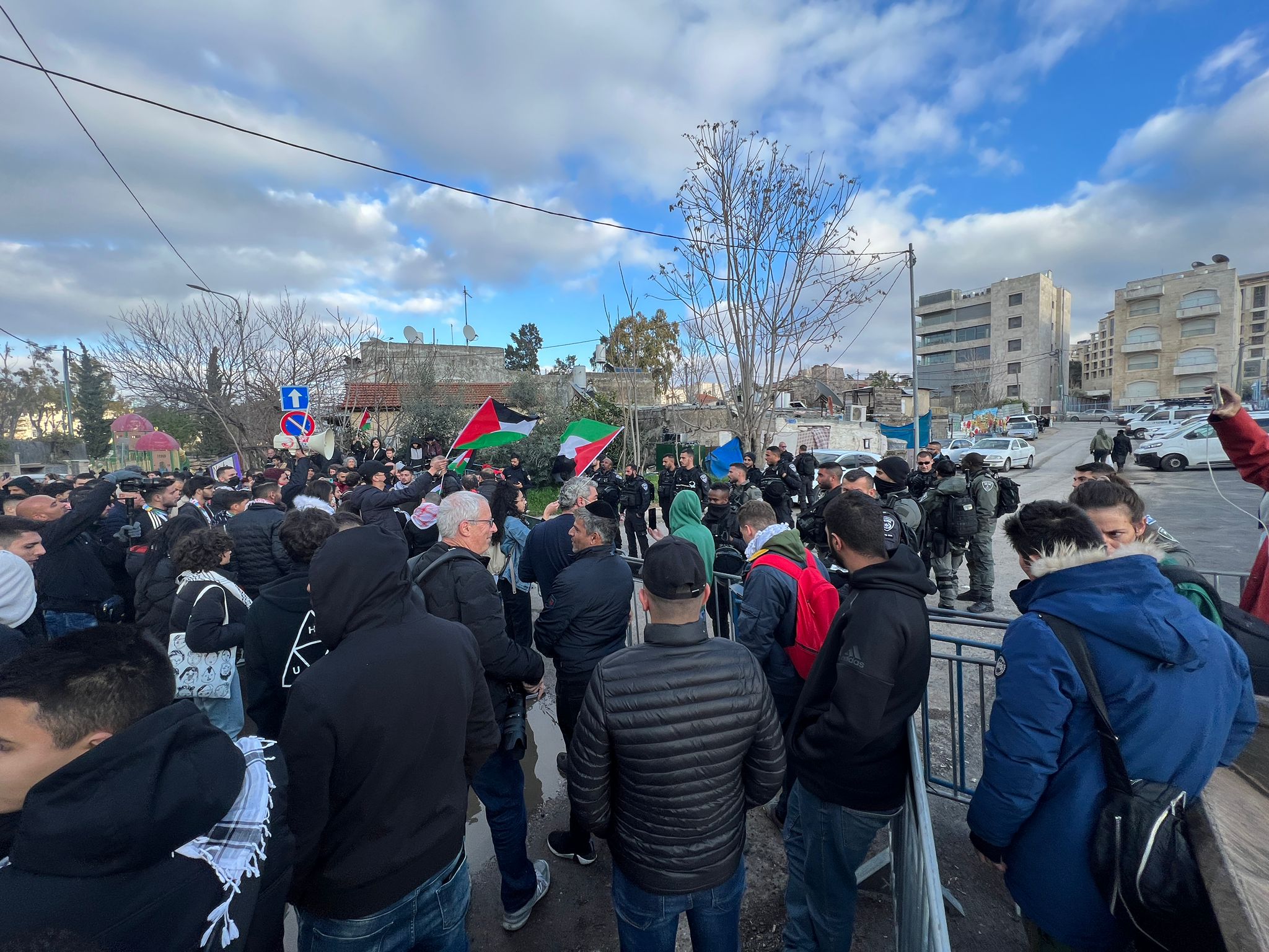 L'occupation arrête un Jérusalémite et des militants solidaires lors de sa répression d'une manifestation à Sheikh Jarrah à Jérusalem