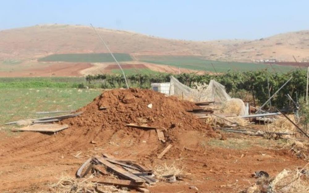 Les forces de l'occupation démolissent un étang d'irrigation dans la vallée du Jourdain