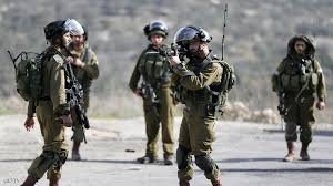 Les forces israéliennes arrêtent trois citoyens lors d'un raid à l'ouest de Ramallah