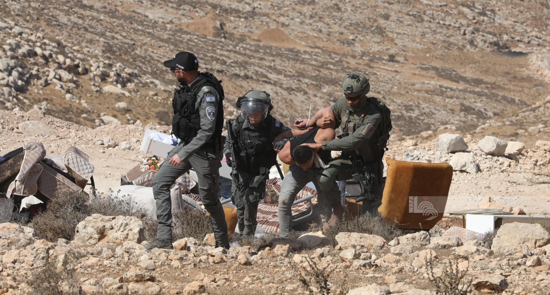 L'armée israélienne agresse et arrête un jeune Palestinien à Hébron