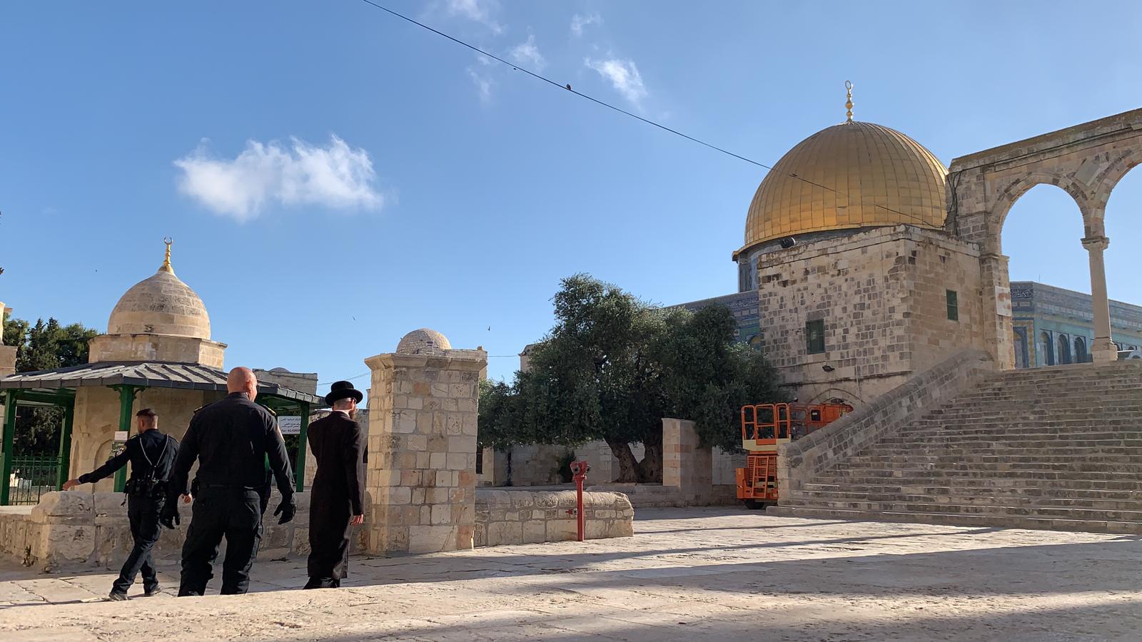 Escortés par la police israélienne, des dizaines de colons prennent d’assaut la mosquée d’Al-Aqsa 