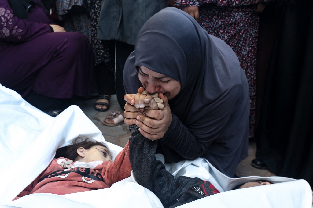 24 martyrs dans un nouveau massacre commis par les bombardements israéliens à Deir al-Balah