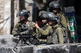 Les forces israéliennes prennent d’assaut Issawiya, Shuafat et Beit Hanina et perquisitionnent les maisons des prisonniers libérés.