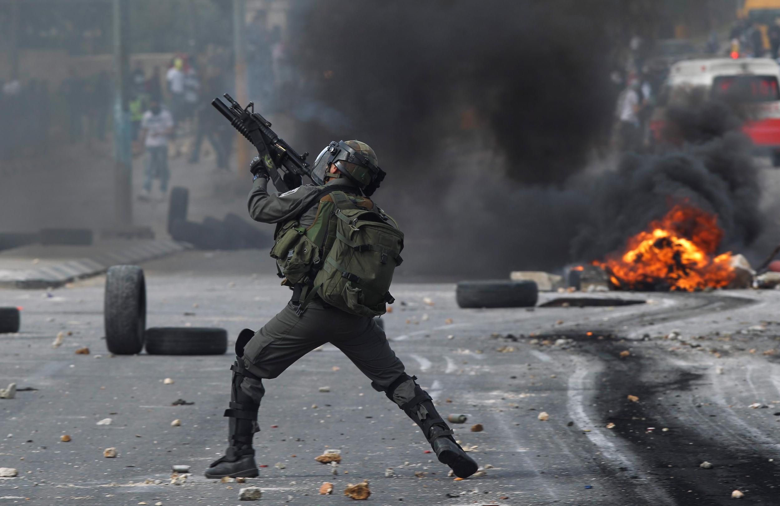 Des soldats israéliens blessent et capturent des Palestiniens lors de leurs descentes en Cisjordanie