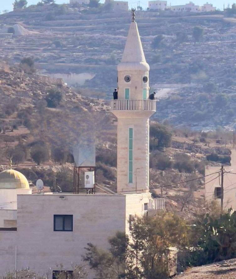 Des colonisateurs israéliens profanent une mosquée à Dura d'Hébron