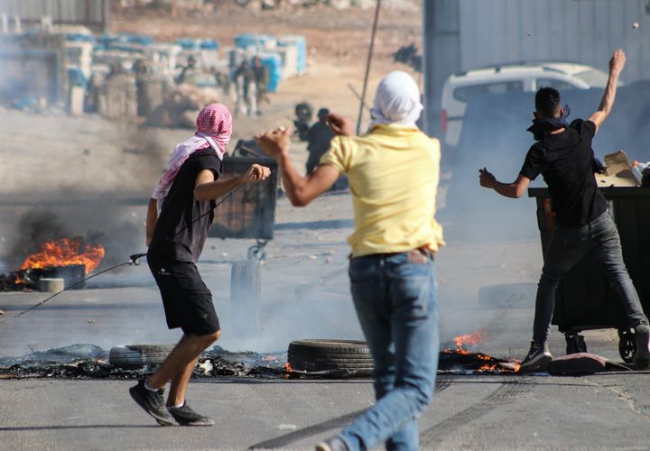 Les forces d’occupation israéliennes  attaquent et blessent trois Palestiniens à Qalqilya