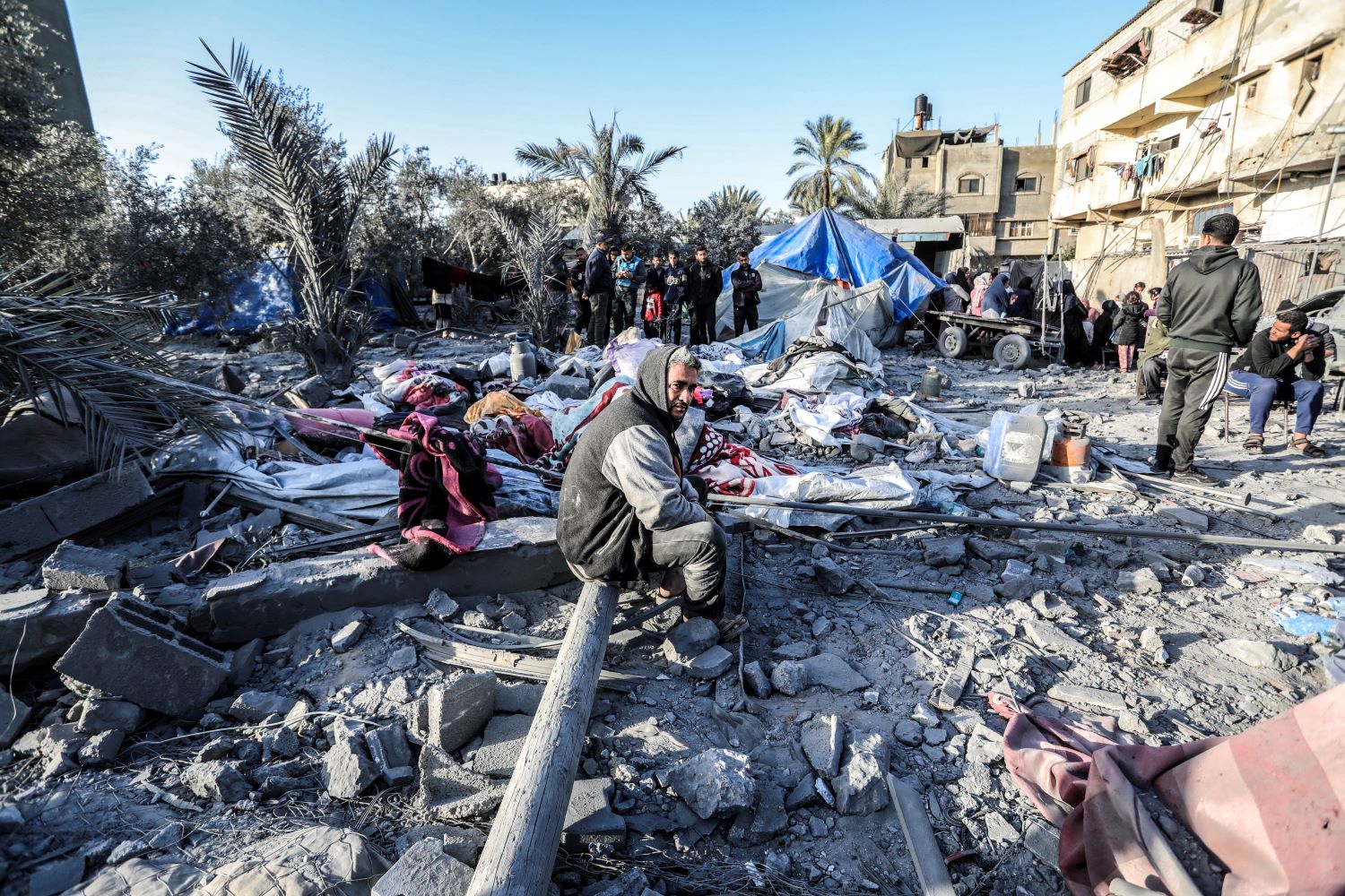 Après l’annonce de l’accord de cessez-le-feu : Deux filles sont tombées en martyr et des dizaines d’autres blessées dans le bombardement par l’occupation d’un centre d'hébergement dans le quartier de Zeitoun