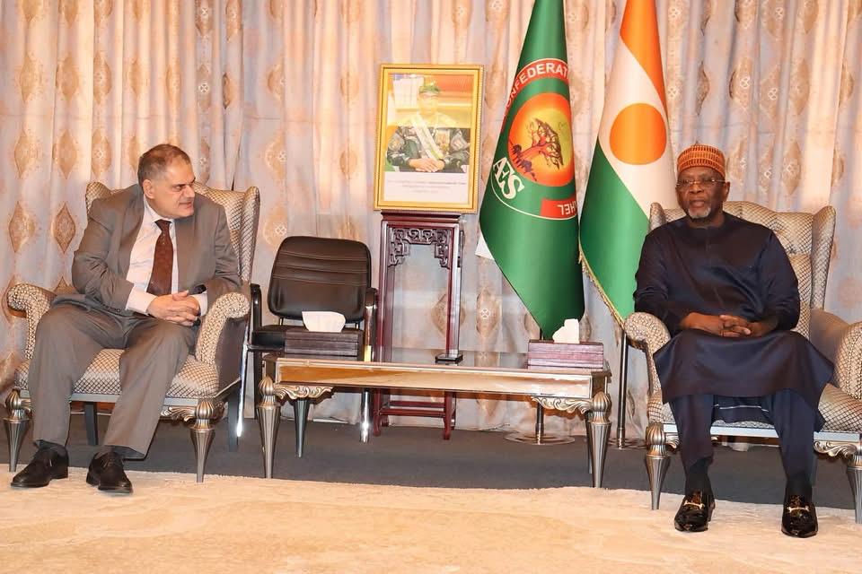 L’ambassadeur Albalawi remet la copie figurée de ses lettres de créance au ministre des Affaires étrangères du Niger