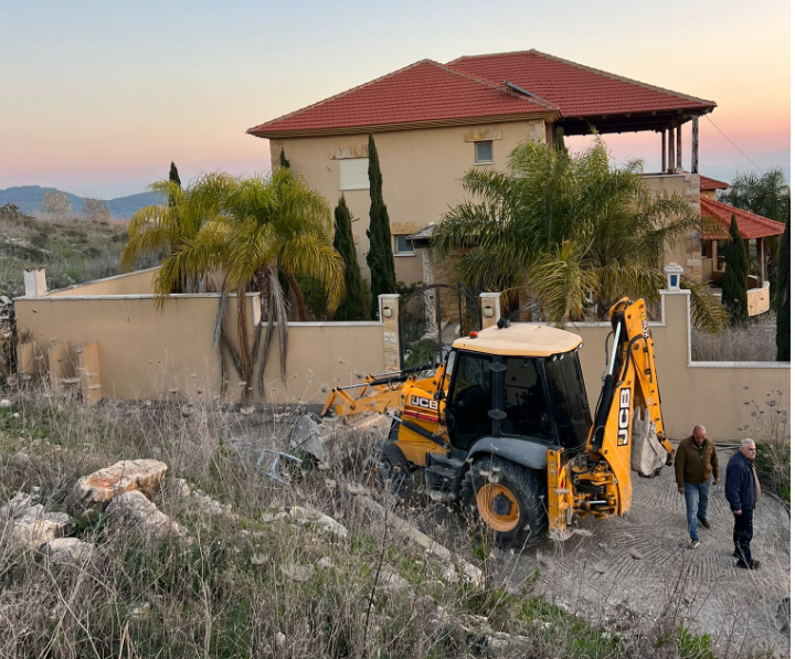 Les autorités de l’occupation obligent un civil palestinien à démolir sa maison à Wadi Ara  