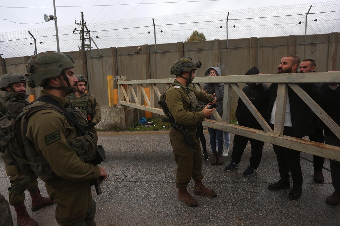 Les forces israéliennes ferment l'entrée du village d'al-Mughayyir