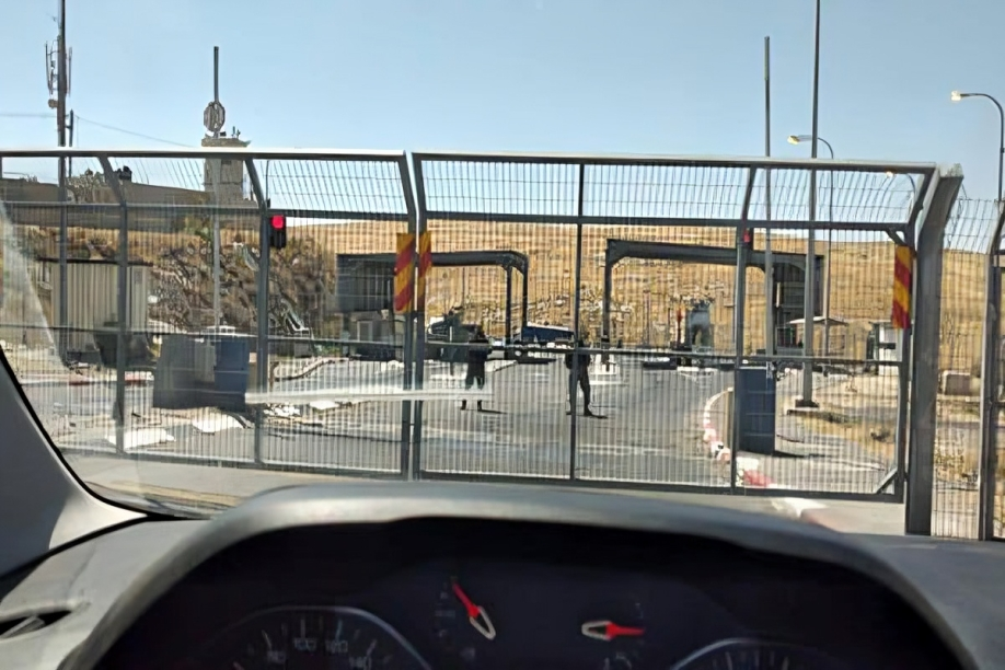 L’armée d’occupation ferme un point de contrôle et intensifie ses mesures sur un autre en Cisjordanie