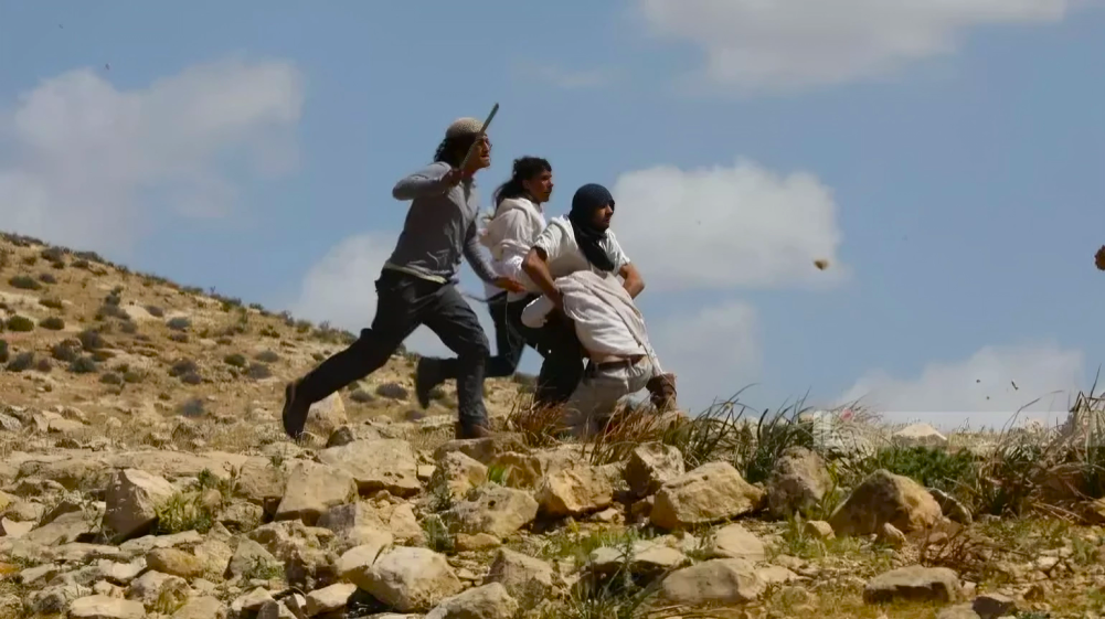 Des colons israéliens agressent un civil palestinien et un activiste dans la vallée du Jourdain nord