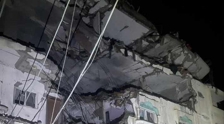 Des enfants parmi des Palestiniens tués par le bombardement israélien d'une maisons à Rafah