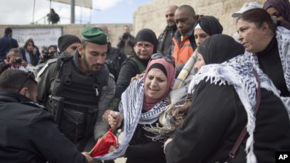L'occupation arrête la mère et la sœur de l'enfant Basil Ayyad de Jérusalem